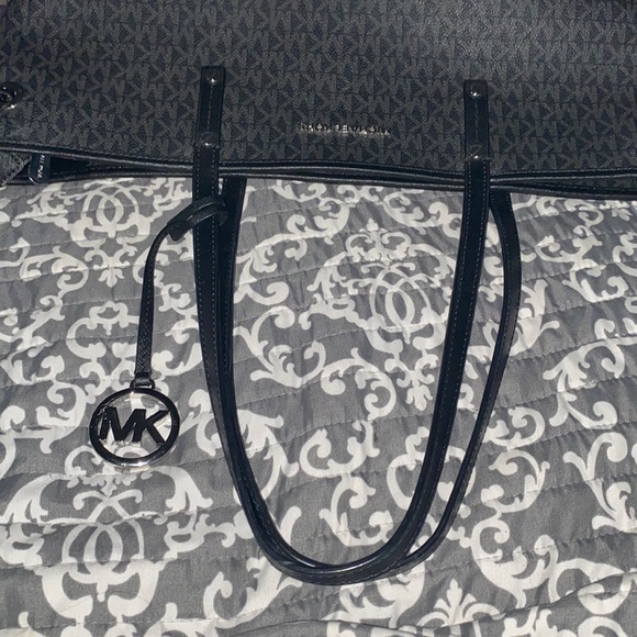 ***AUTHENTIC MICHAEL KORS BLACK TOTE BAG 🖤🖤🖤*** - Picture 6 of 13